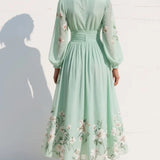 Lucija - Midi Kleid aus chiffon in Hellgrün mit floralem Plissee